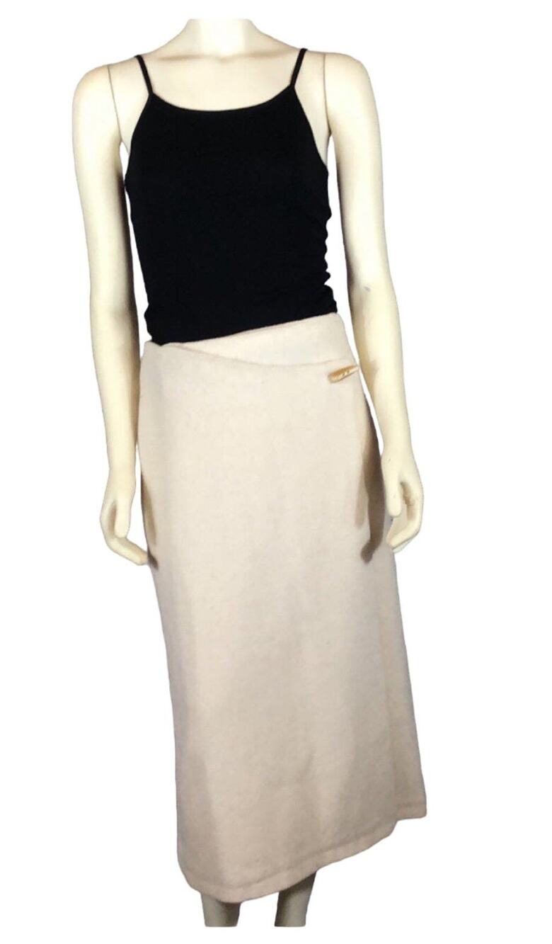 LA BOUTIQUE Wool Wrap cream Skirt with Horn button closing size 6